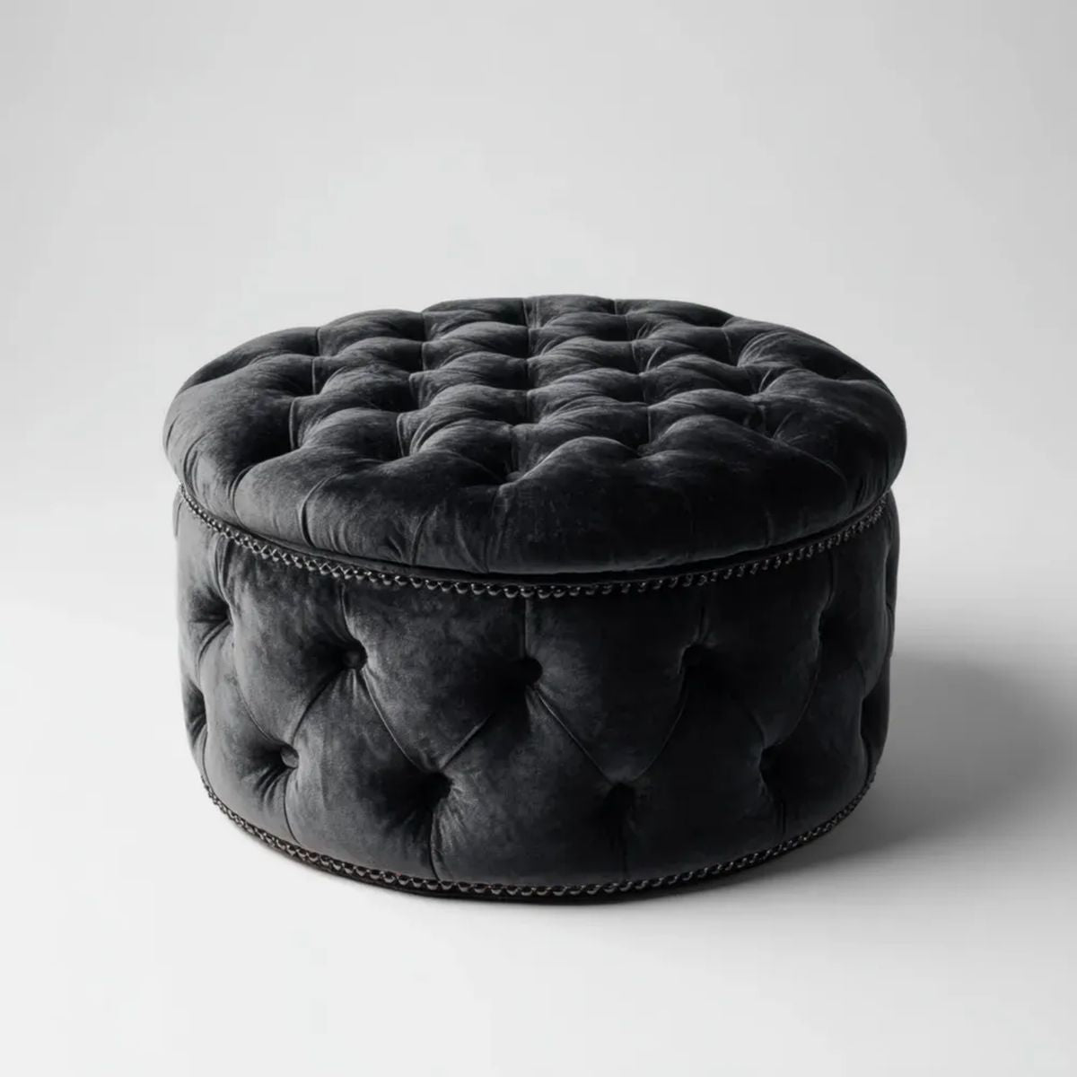 Czarna okrągła pufa tapicerowana aksamitem 80 × 80 × 40 cm