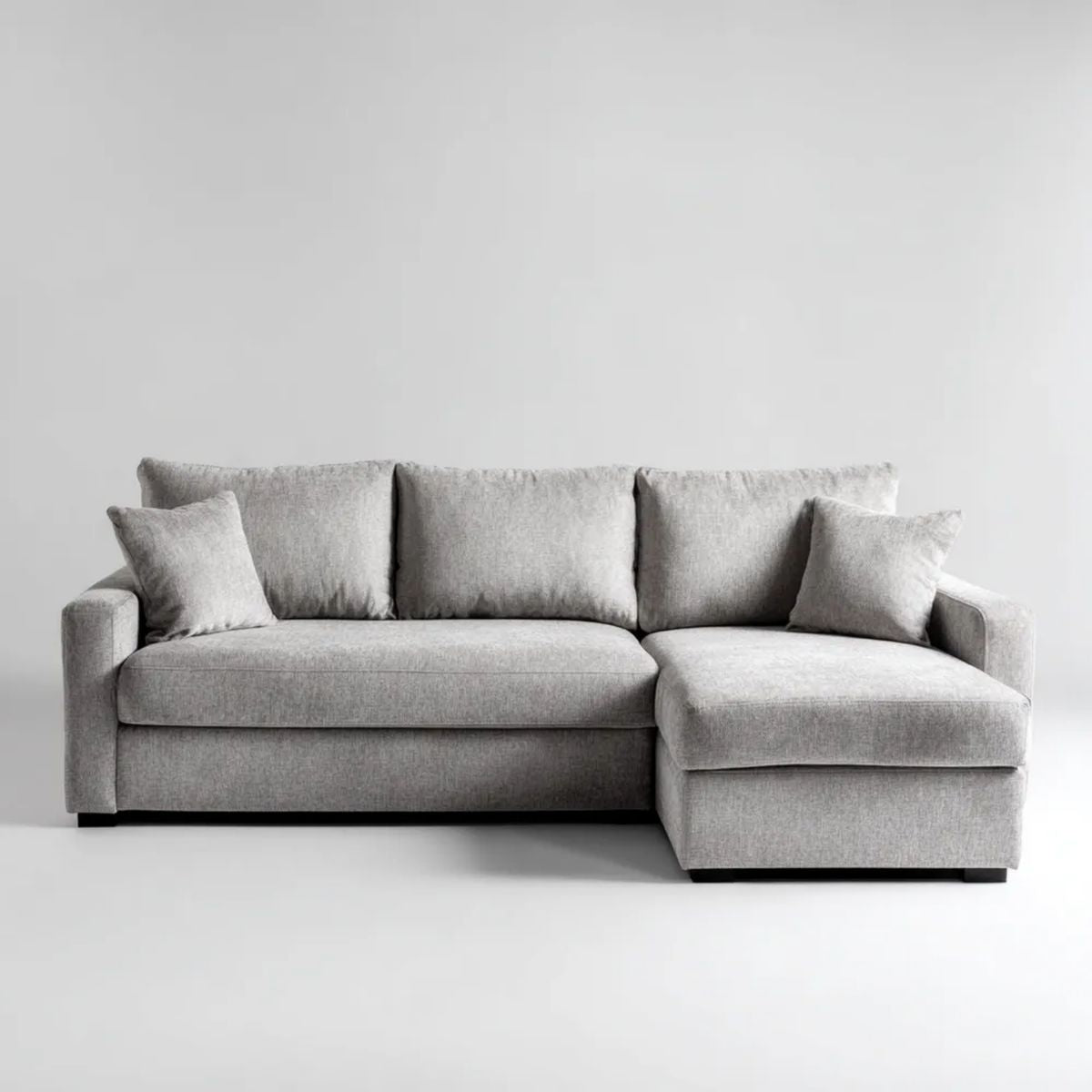 Jasnoszara sofa narożna z prawostronnym szezlongiem, tapicerowana poliestrem, 240 × 160 × 85 cm